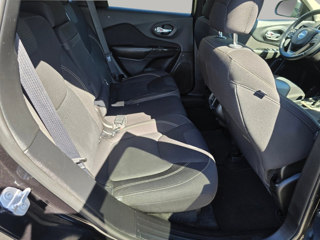 Used 2016 Jeep Cherokee Latitude FWD image 24