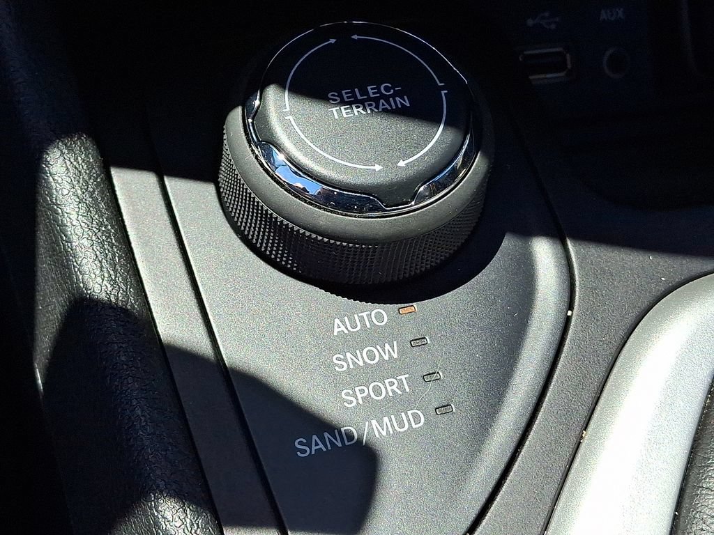 Used 2018 Jeep Cherokee Limited AWD/4WD image 25