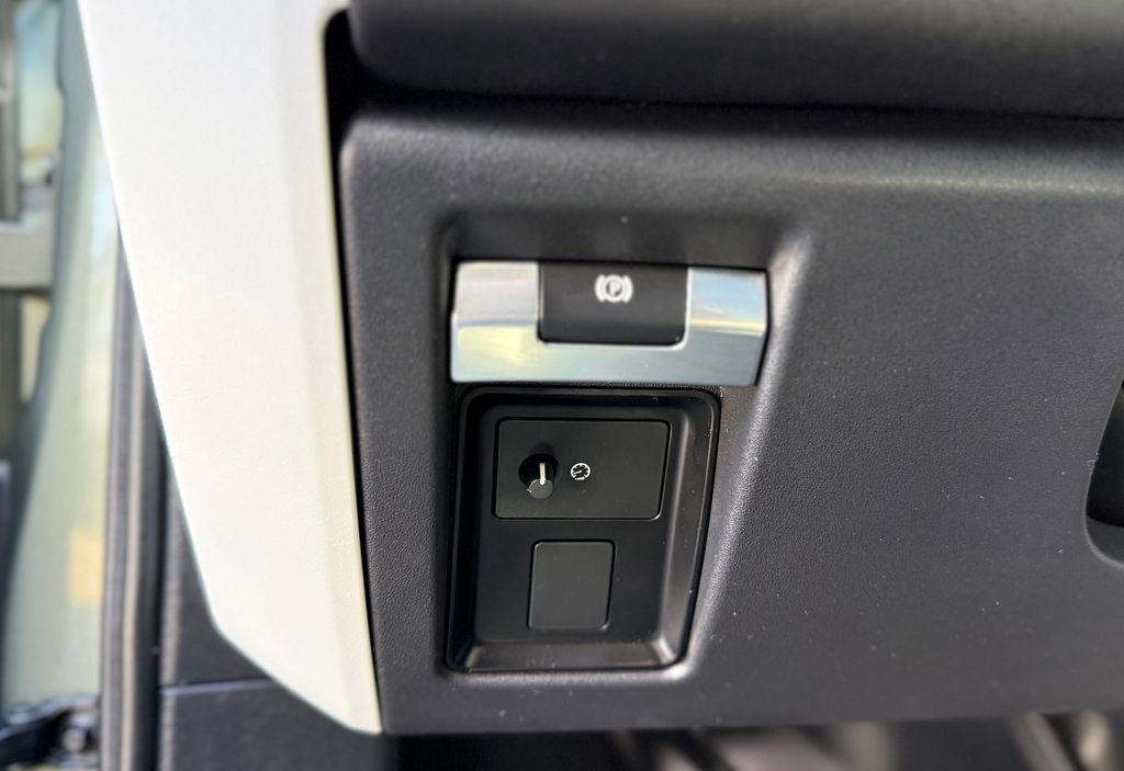 Used 2025 Land Rover Defender 110 S image 23