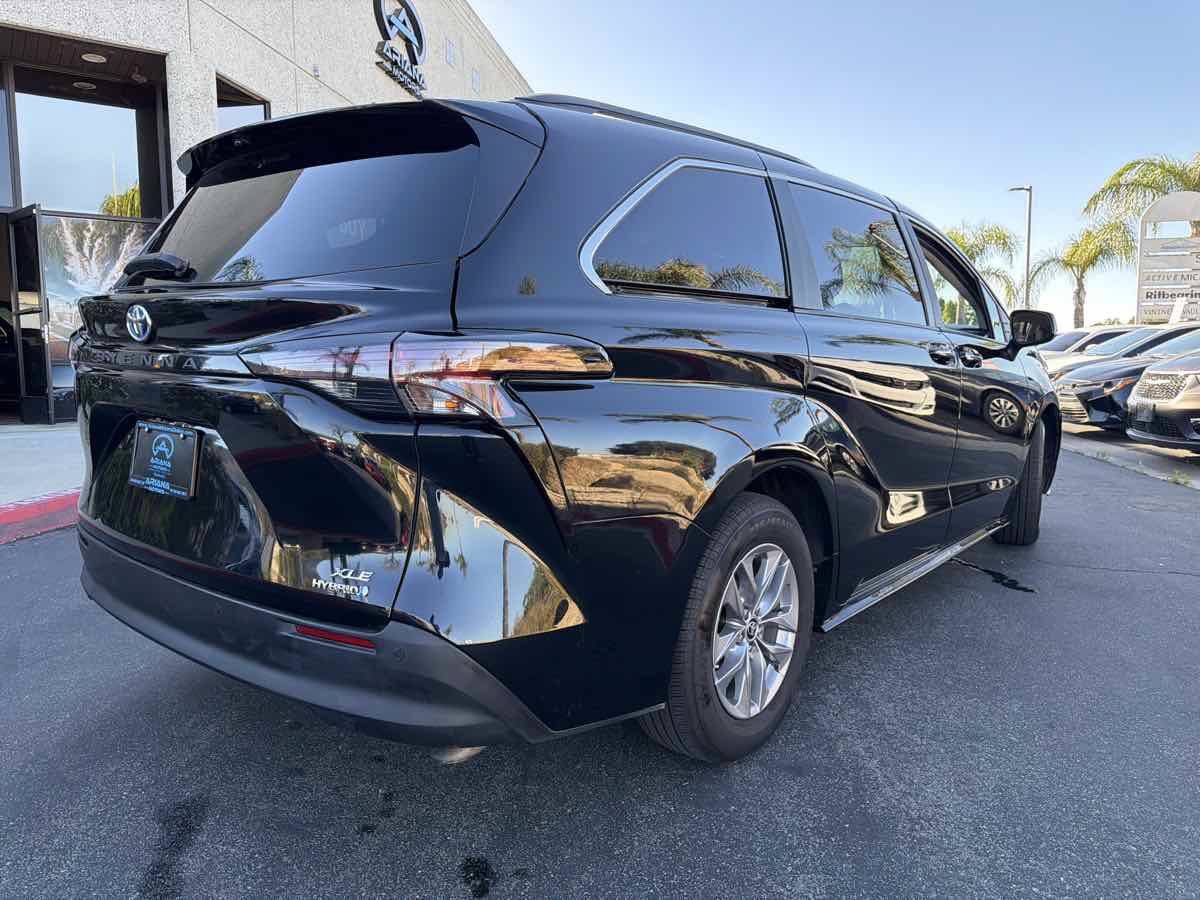 Used 2024 Toyota Sienna XLE FWD image 28