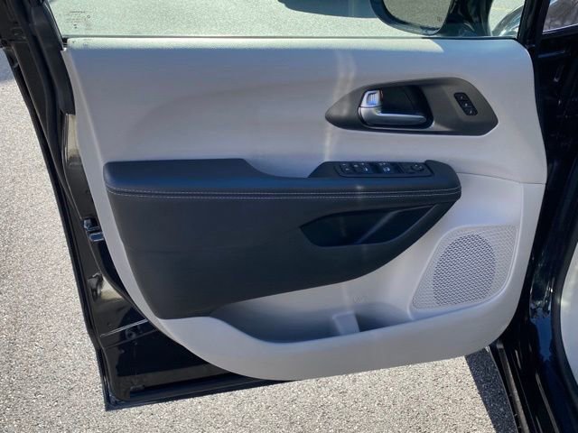 Used 2024 Chrysler Pacifica Touring-L image 11