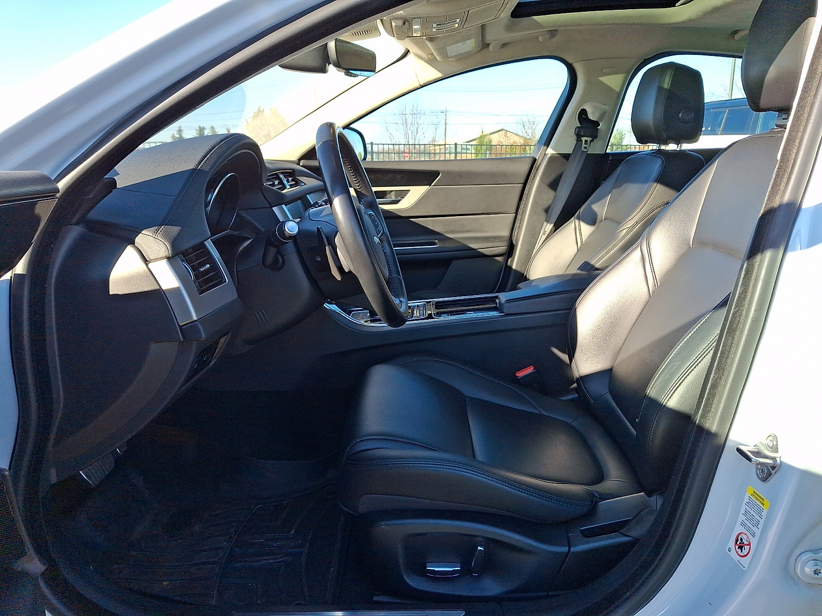 Used 2020 Jaguar XF Premium image 13