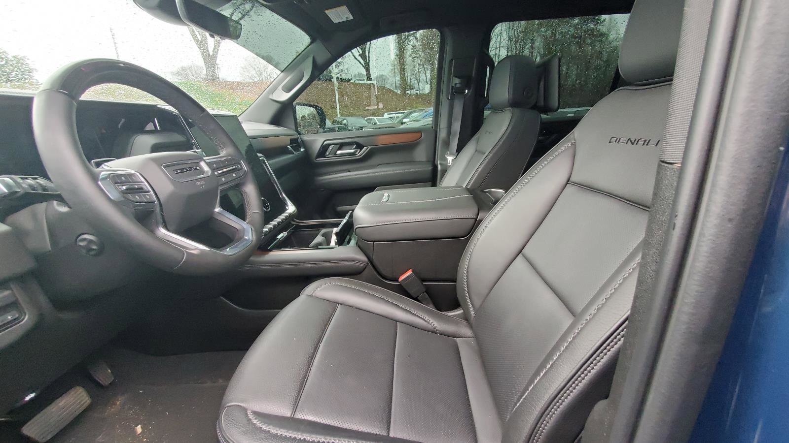 Used 2025 GMC Yukon XL Denali w/ Denali Reserve Package image 3