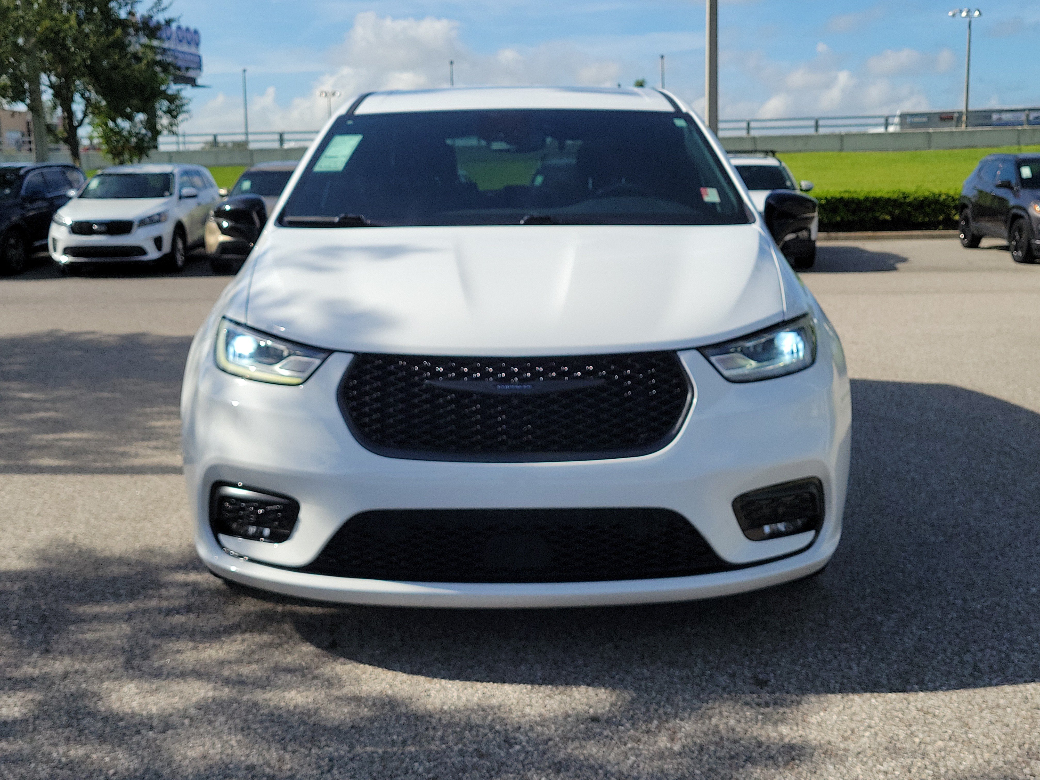 Used 2024 Chrysler Pacifica Limited FWD image 2