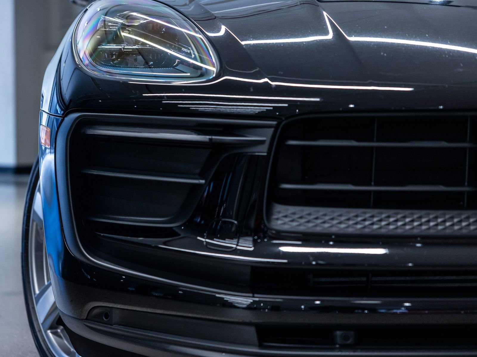 Certified 2025 Porsche Macan AWD/4WD image 17