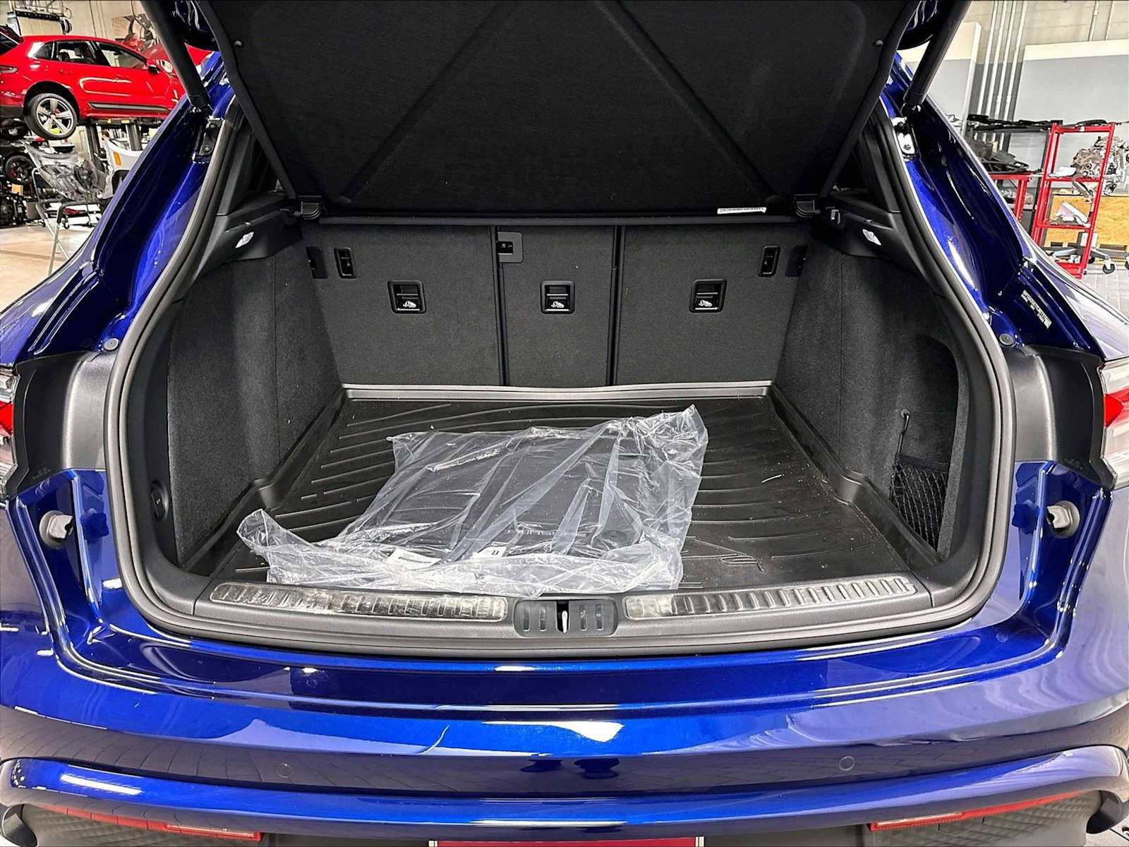 Used 2026 Porsche Macan AWD/4WD image 38