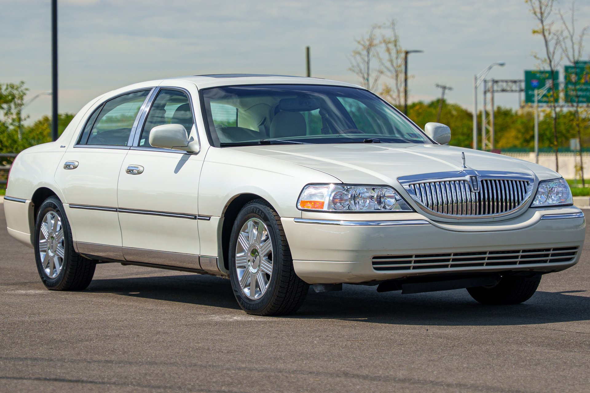 Used 2004 Lincoln Town Car Ultimate RWD image 2