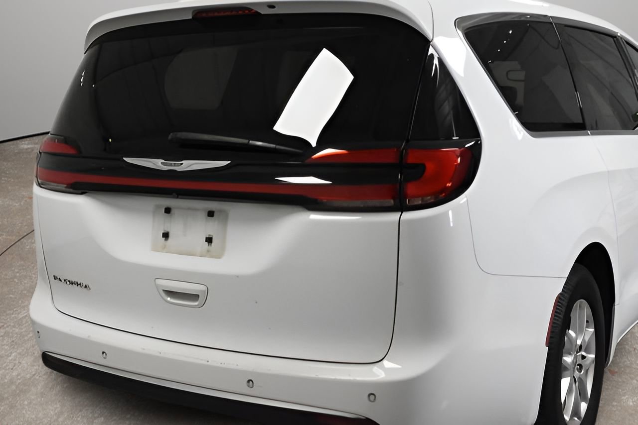 Used 2023 Chrysler Pacifica Touring-L image 3
