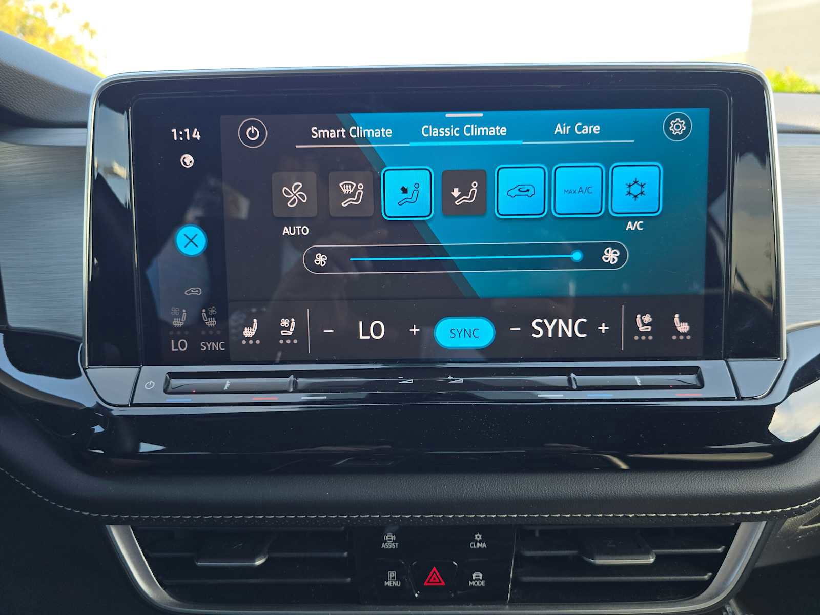 Used 2024 Volkswagen Atlas Cross Sport SE image 27