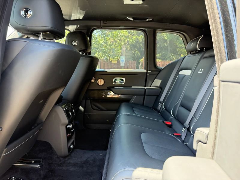 Used 2022 Rolls-Royce Cullinan Black Badge w/ Dark Exterior Package AWD/4WD image 17