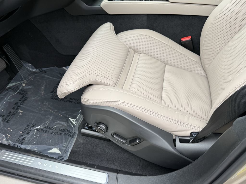 New 2026 Volvo XC90 B6 Ultra w/ Lounge Package image 15