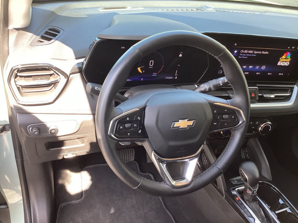 Used 2025 Chevrolet TrailBlazer LT w/ LT Cold Weather Package FWD image 15