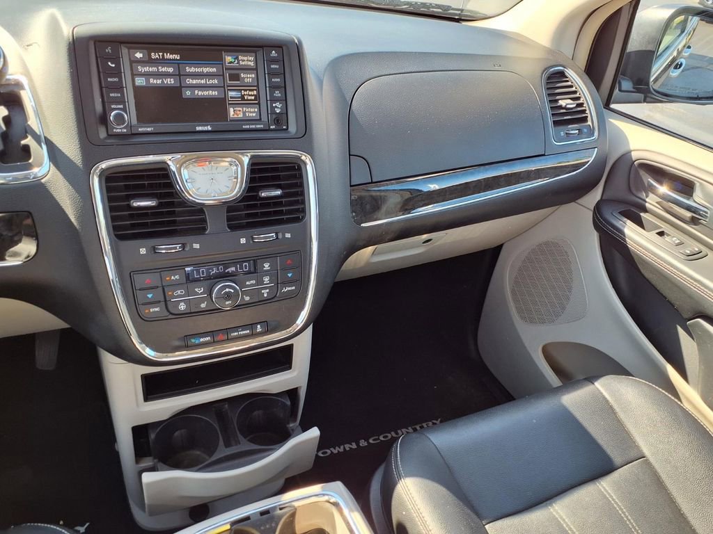 Used 2016 Chrysler Town & Country Touring w/ Driver Convenience Group FWD image 4