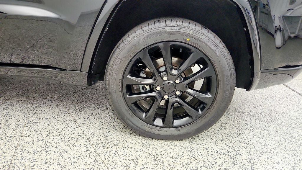 Used 2022 Jeep Grand Cherokee Laredo X RWD image 9