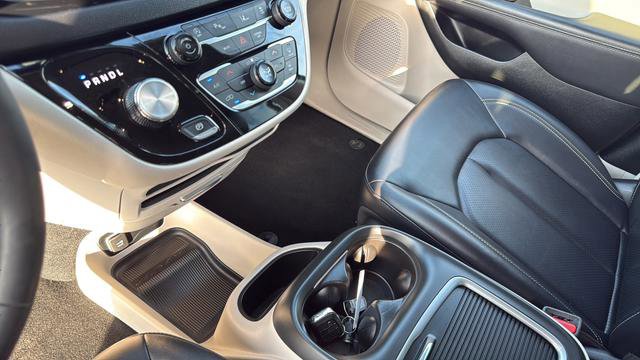 Used 2024 Chrysler Pacifica Touring-L image 41