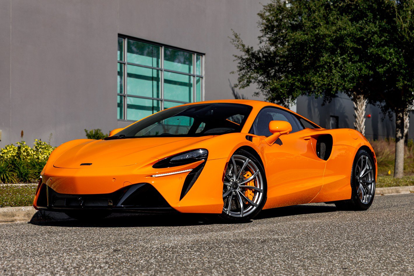Used 2025 McLaren Artura image 18