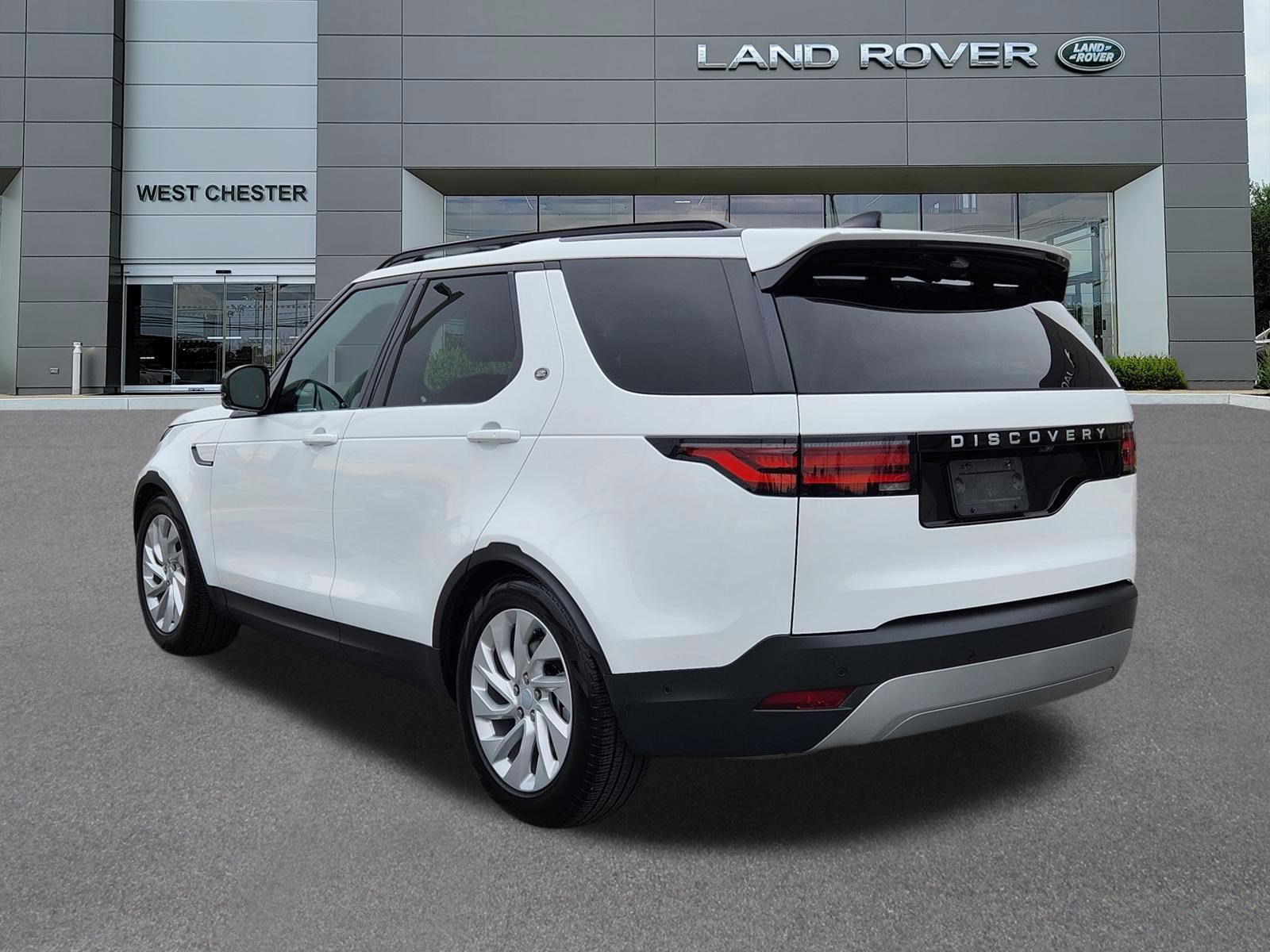 Used 2025 Land Rover Discovery S image 3