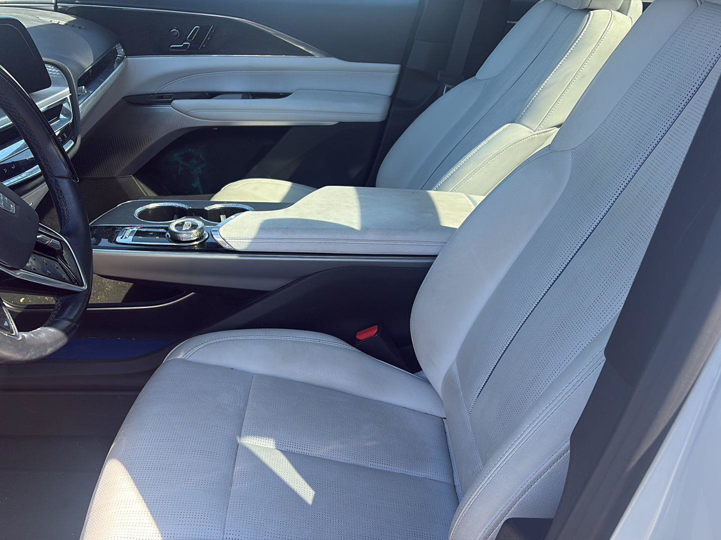 Used 2024 Cadillac Lyriq Luxury AWD/4WD image 7