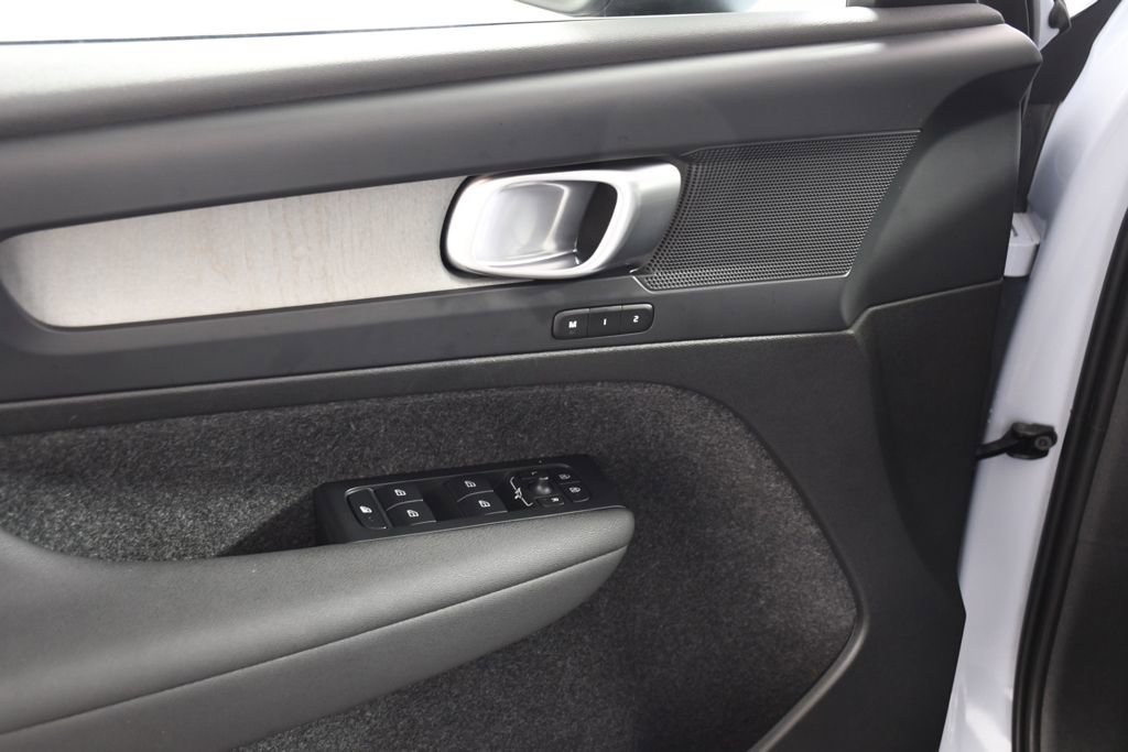 Used 2025 Volvo XC40 B5 Core image 15