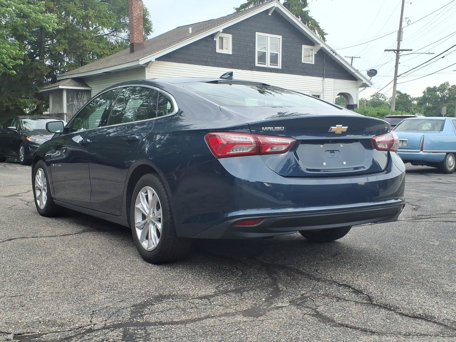 Used 2019 Chevrolet Malibu LT w/ Leather Package FWD image 2