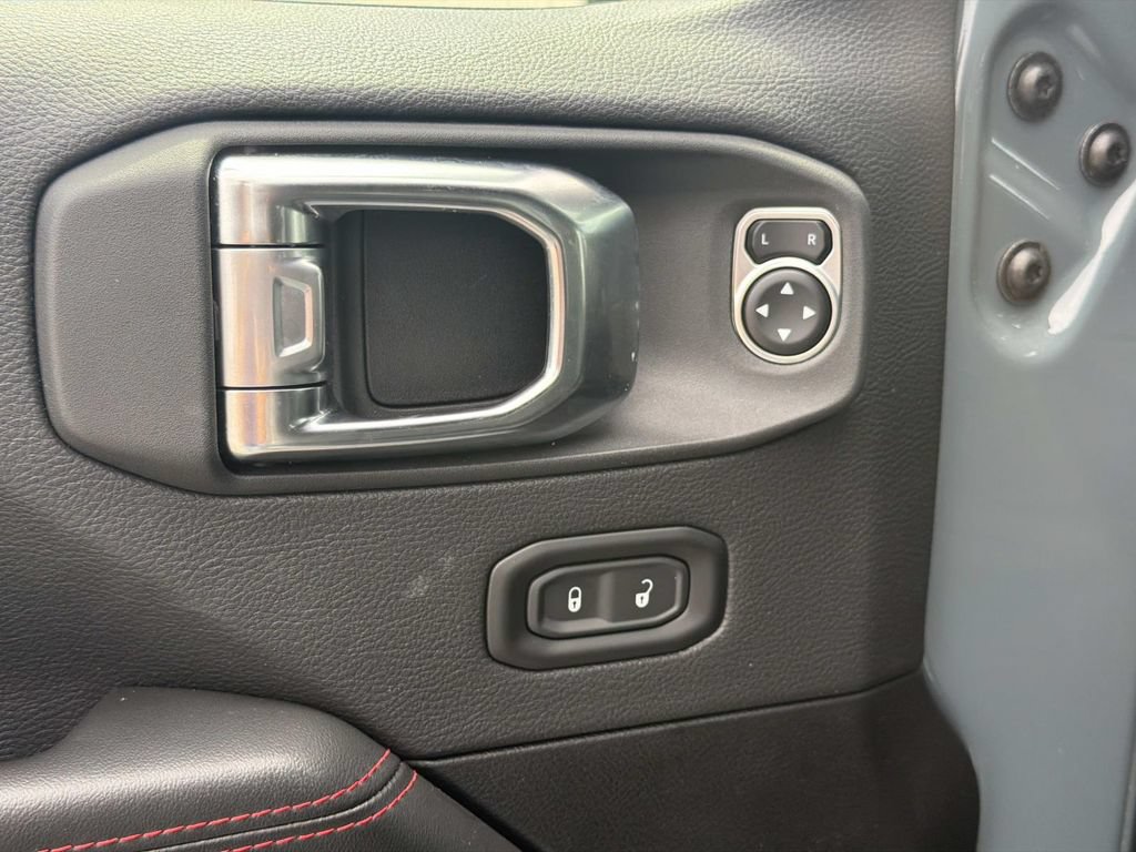 Used 2025 Jeep Wrangler Unlimited Rubicon AWD/4WD image 16