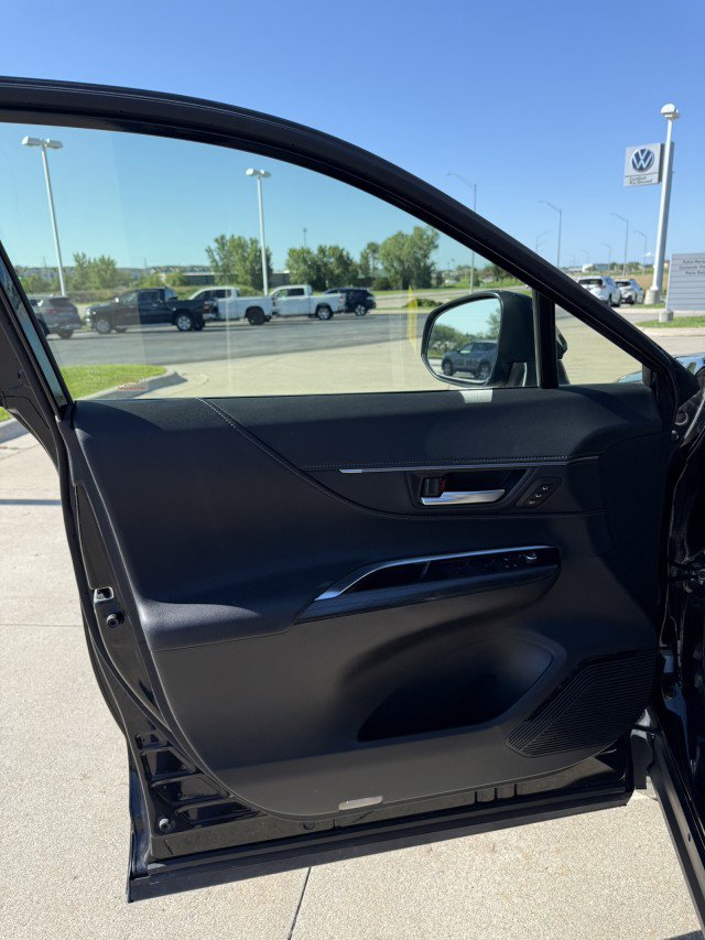 Used 2021 Toyota Venza XLE w/ Softex Package image 9