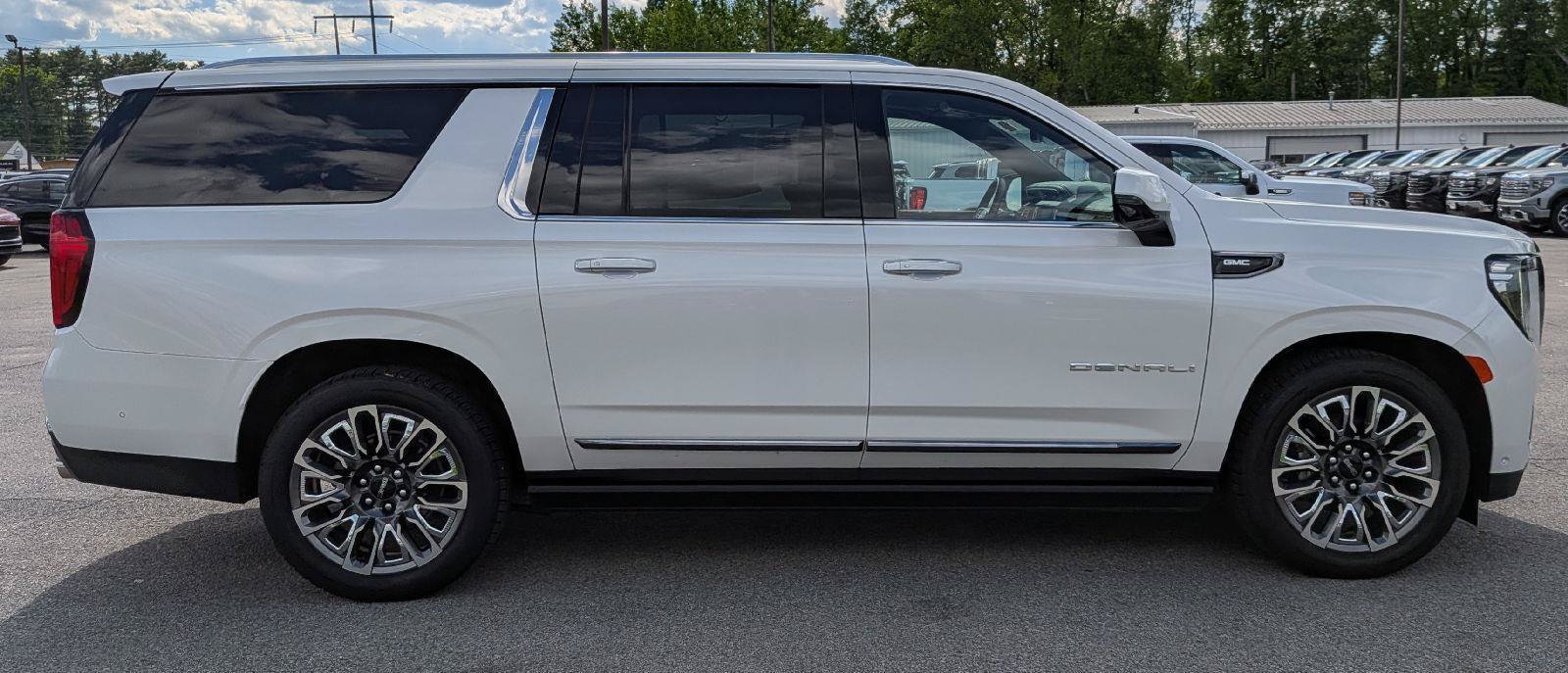 Used 2023 GMC Yukon XL Denali Ultimate AWD/4WD image 6