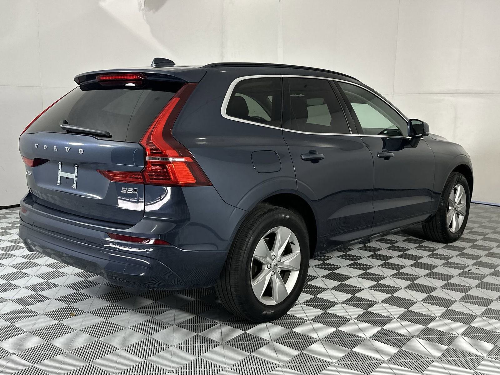 Used 2022 Volvo XC60 B5 Momentum AWD/4WD image 8