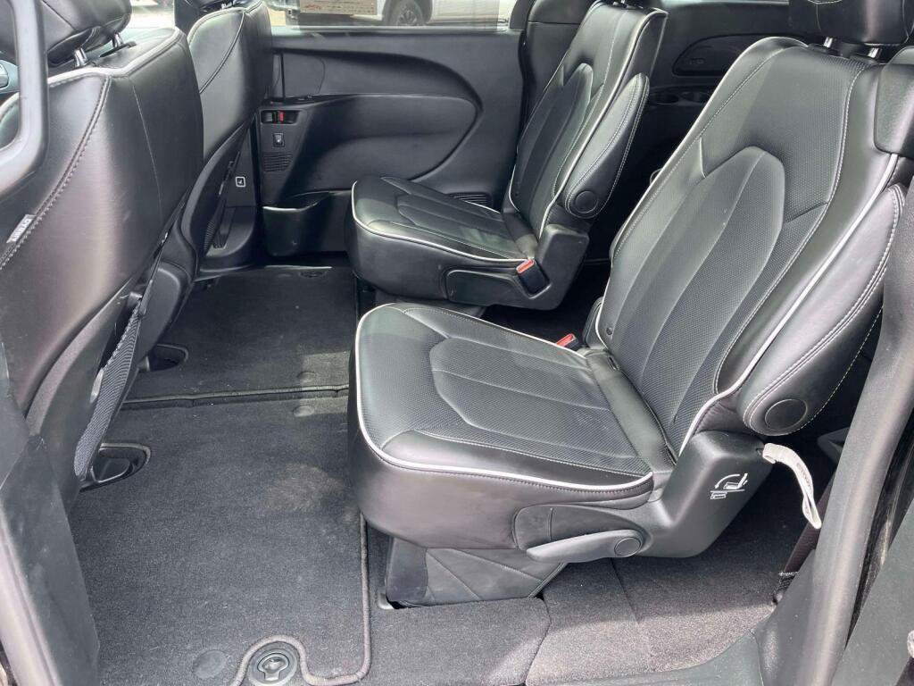 Used 2025 Chrysler Pacifica Limited FWD image 17