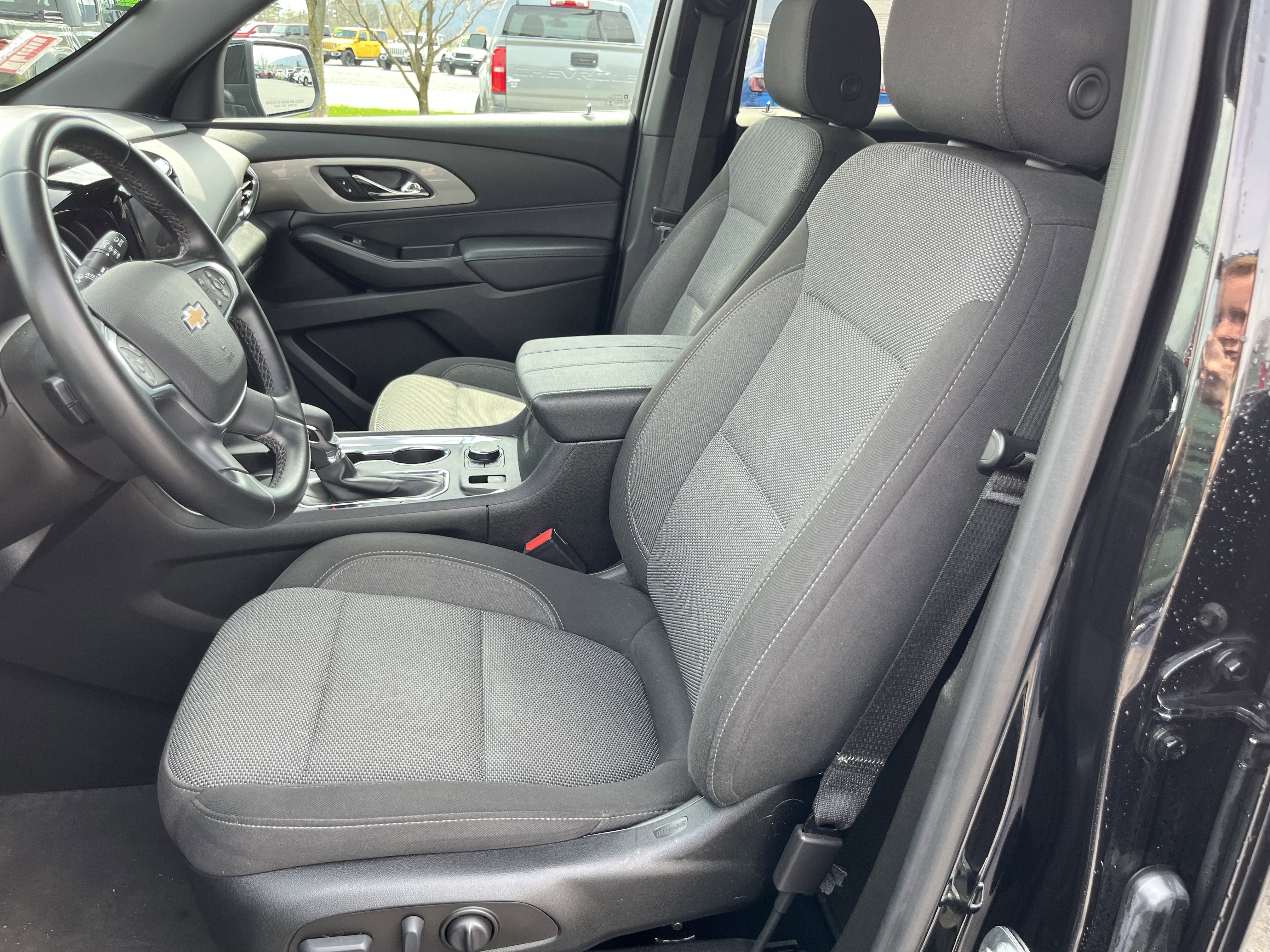 Used 2023 Chevrolet Traverse LT FWD image 15