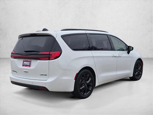 Used 2025 Chrysler Pacifica Limited FWD image 5