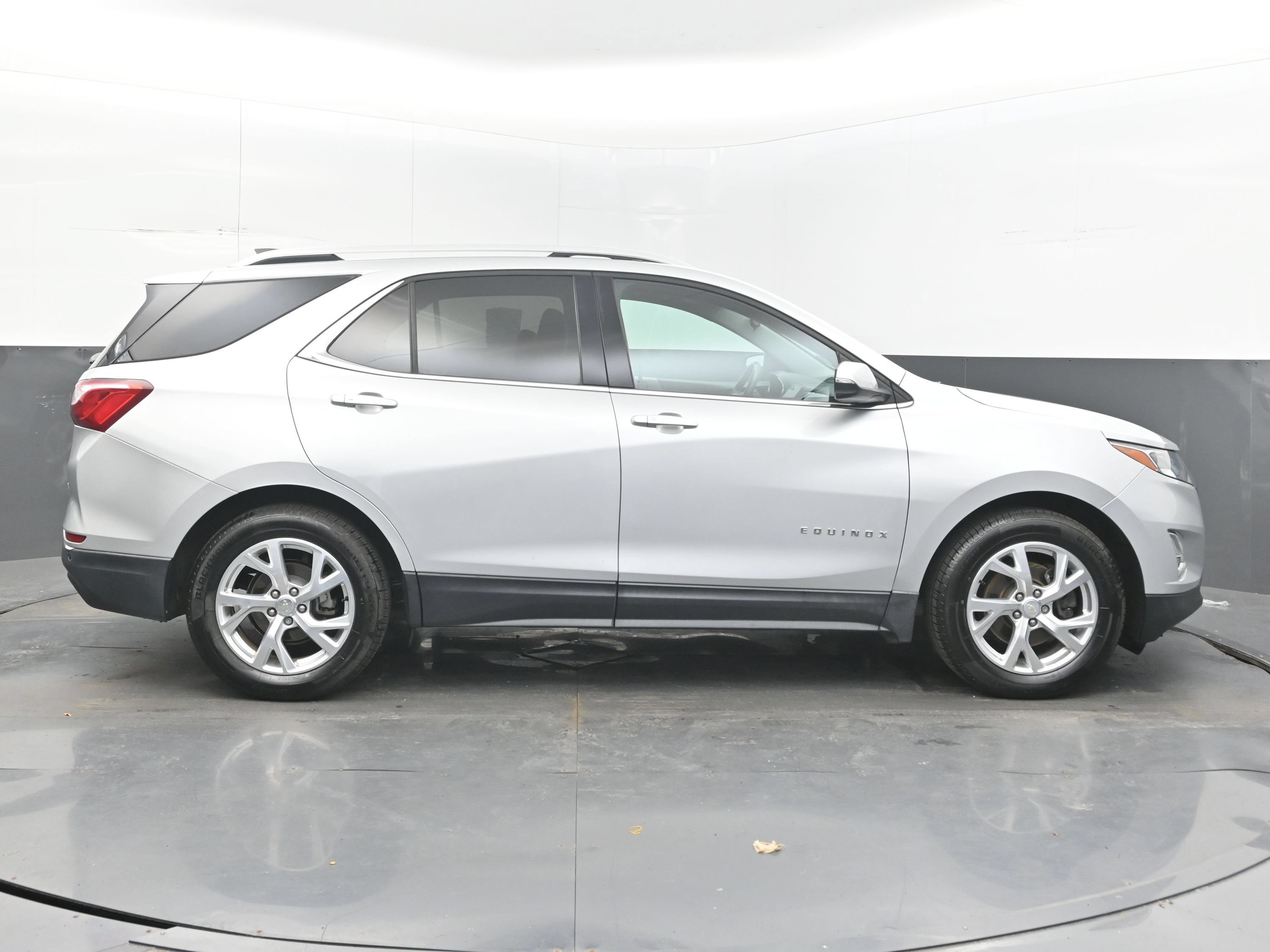 Used 2019 Chevrolet Equinox LT w/ Sun & Navigation Package FWD image 10