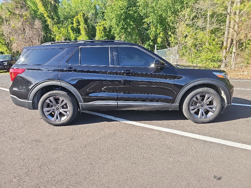 Used 2024 Ford Explorer XLT w/ Equipment Group 202A AWD/4WD image 4