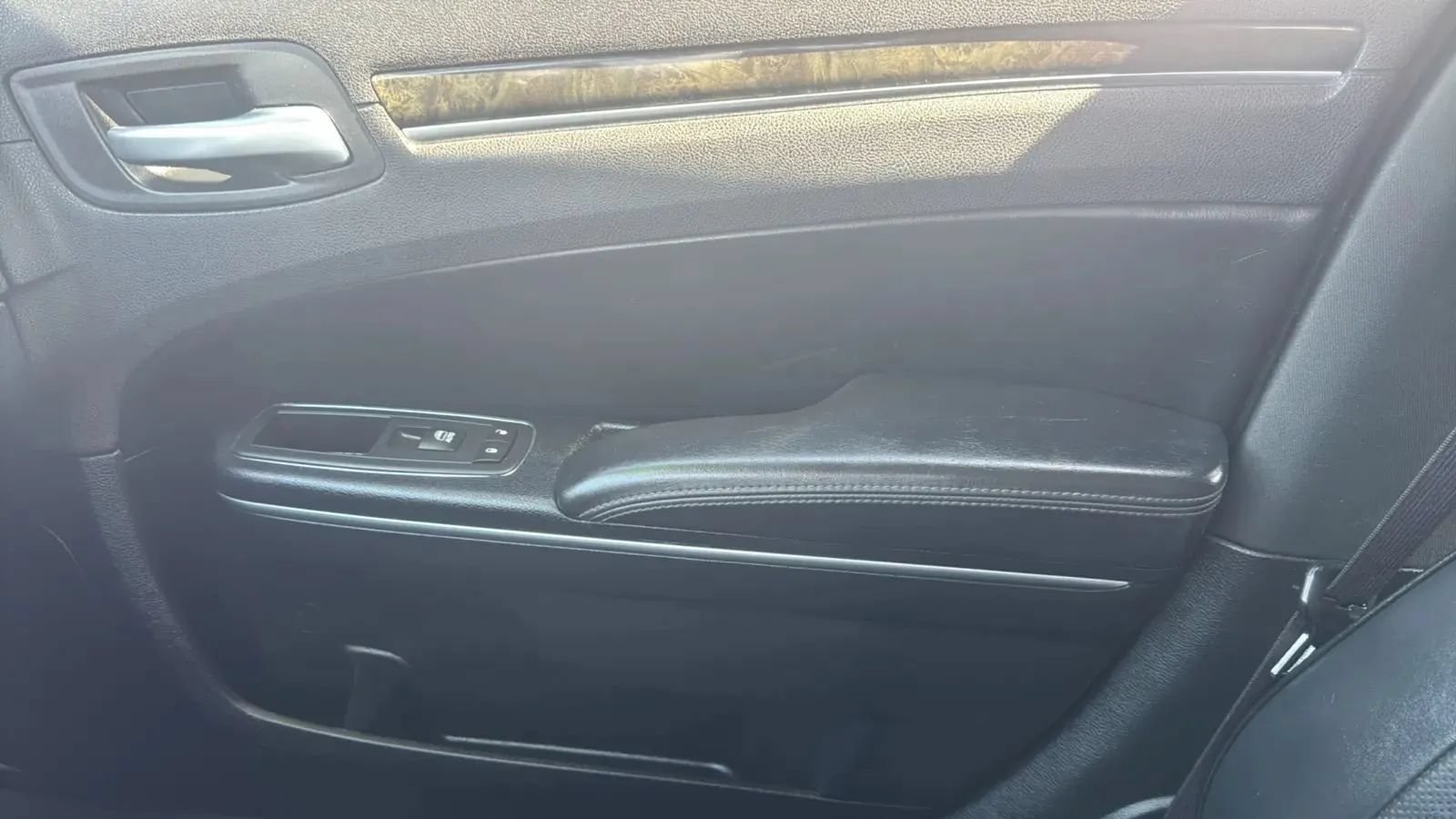 Used 2016 Chrysler 300 C RWD image 17