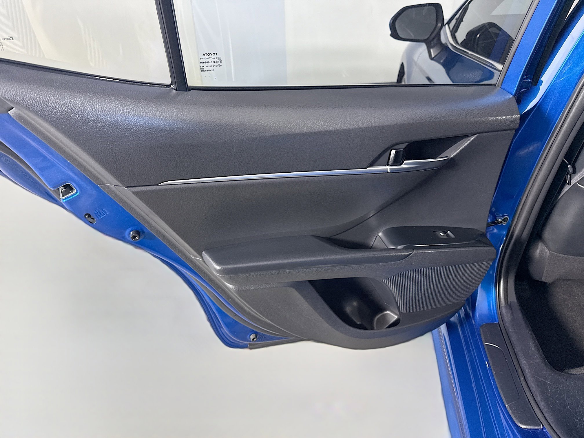 Used 2020 Toyota Camry SE w/ Carpet Mat Package image 25