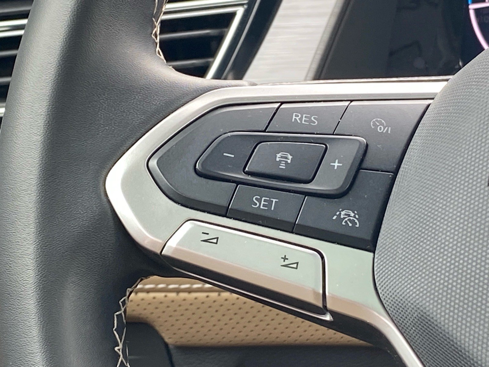 Certified 2025 Volkswagen Atlas Cross Sport SE FWD image 5