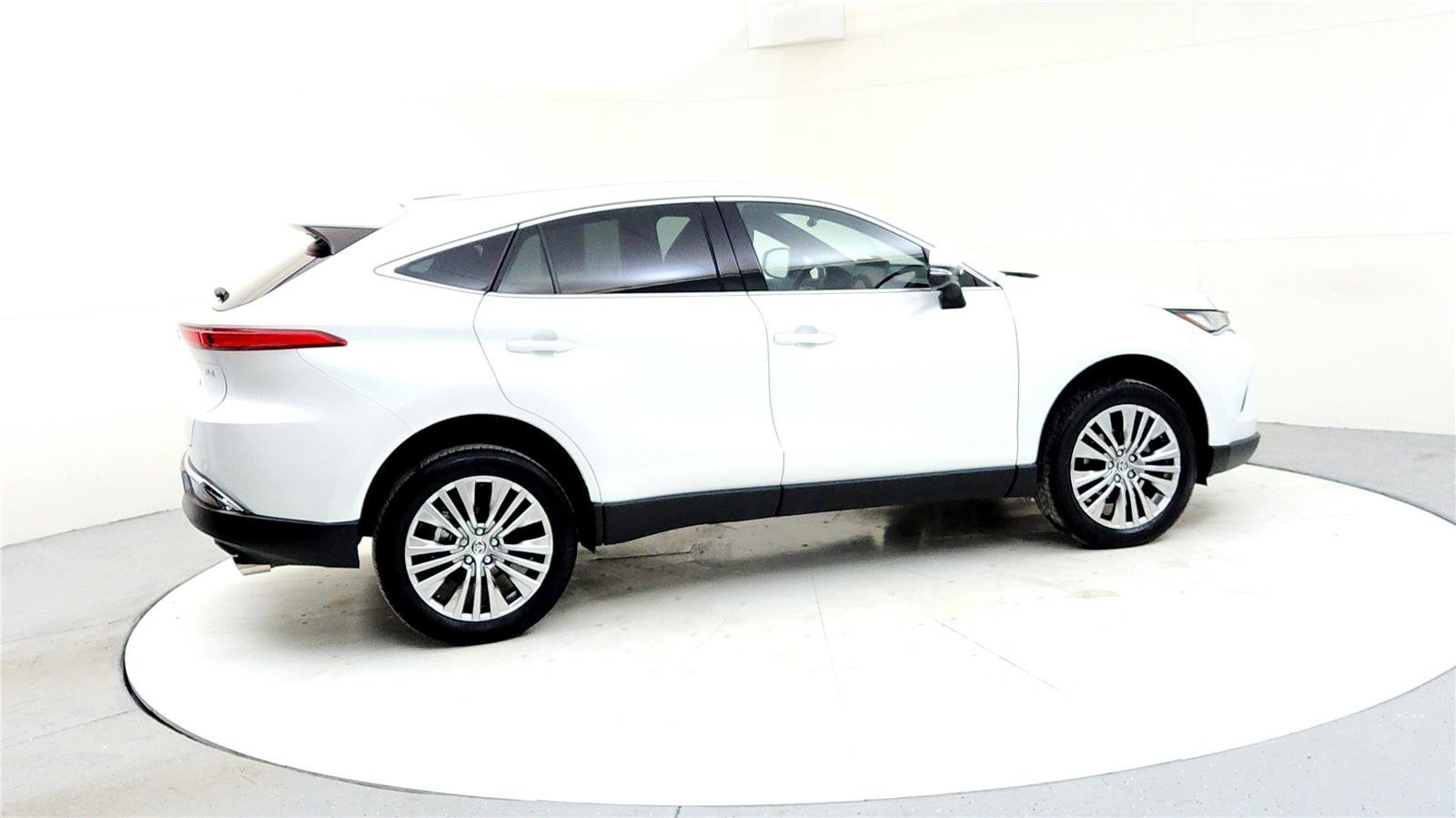 Used 2024 Toyota Venza XLE image 6