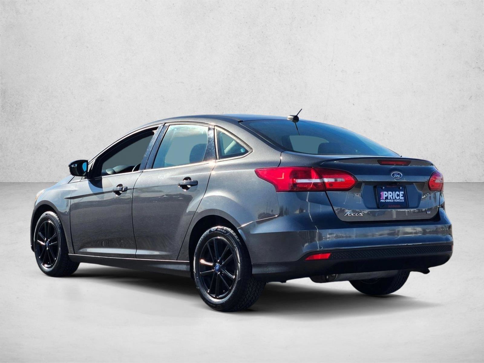 Used 2018 Ford Focus SE w/ Cold Weather Package FWD image 8