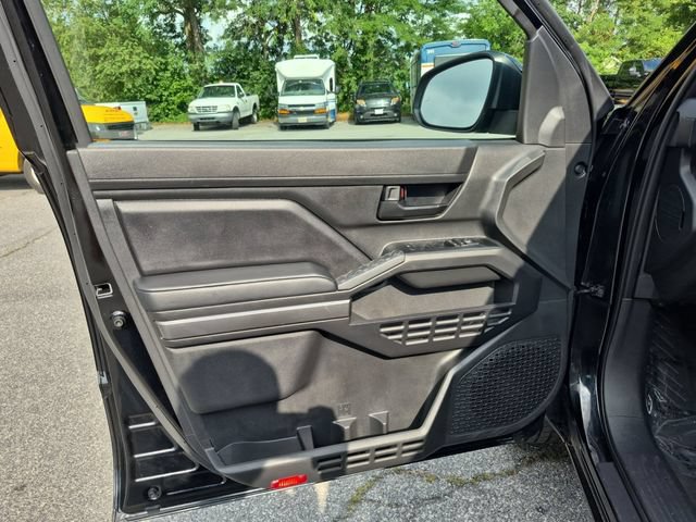 Used 2025 Toyota Tacoma SR5 AWD/4WD image 11