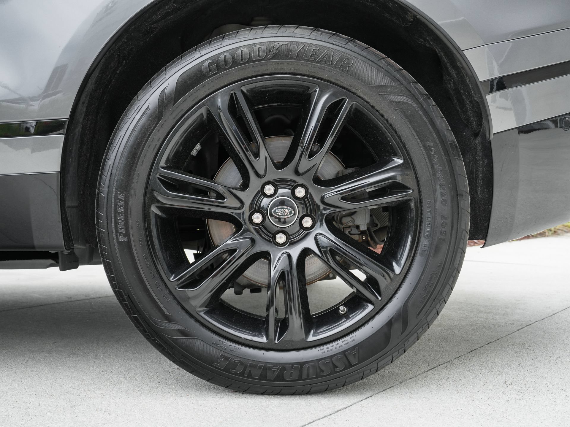Used 2019 Land Rover Range Rover Velar R-Dynamic SE AWD/4WD image 28