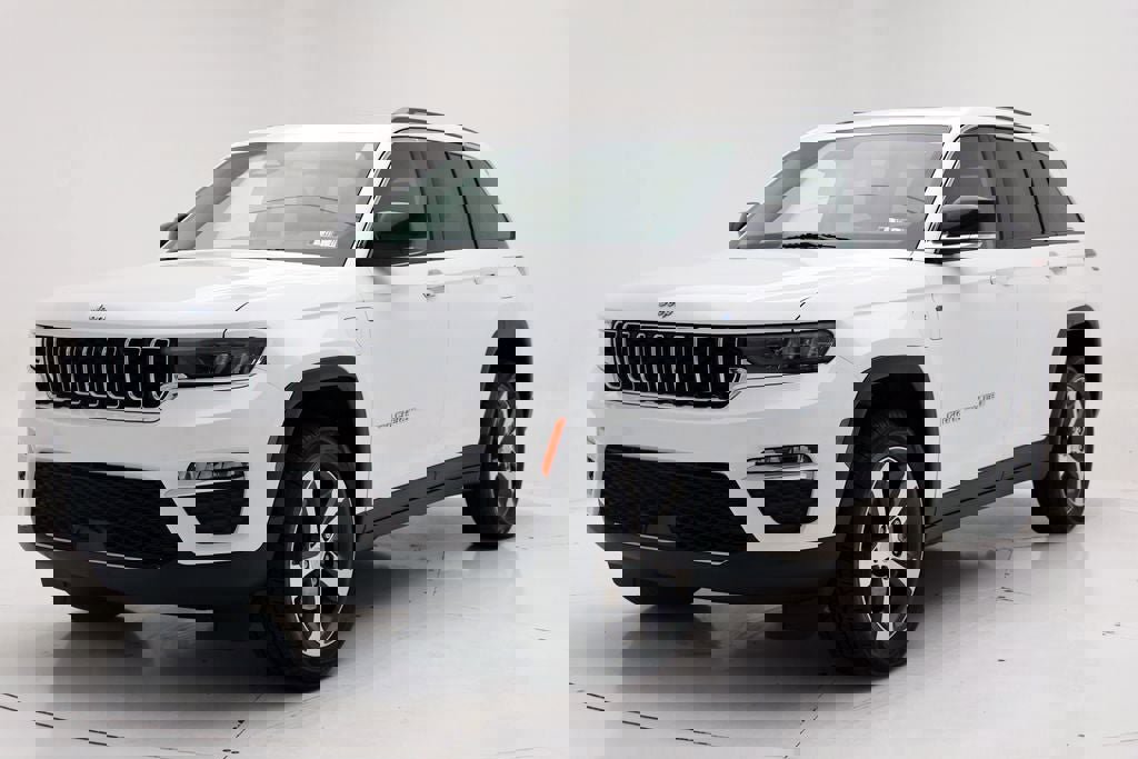 Used 2023 Jeep Grand Cherokee 4WD 4xe image 2