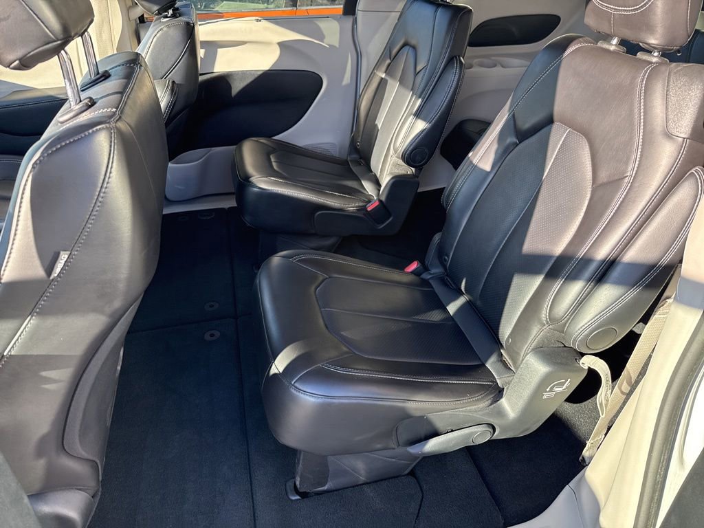 Used 2024 Chrysler Pacifica Touring-L image 21
