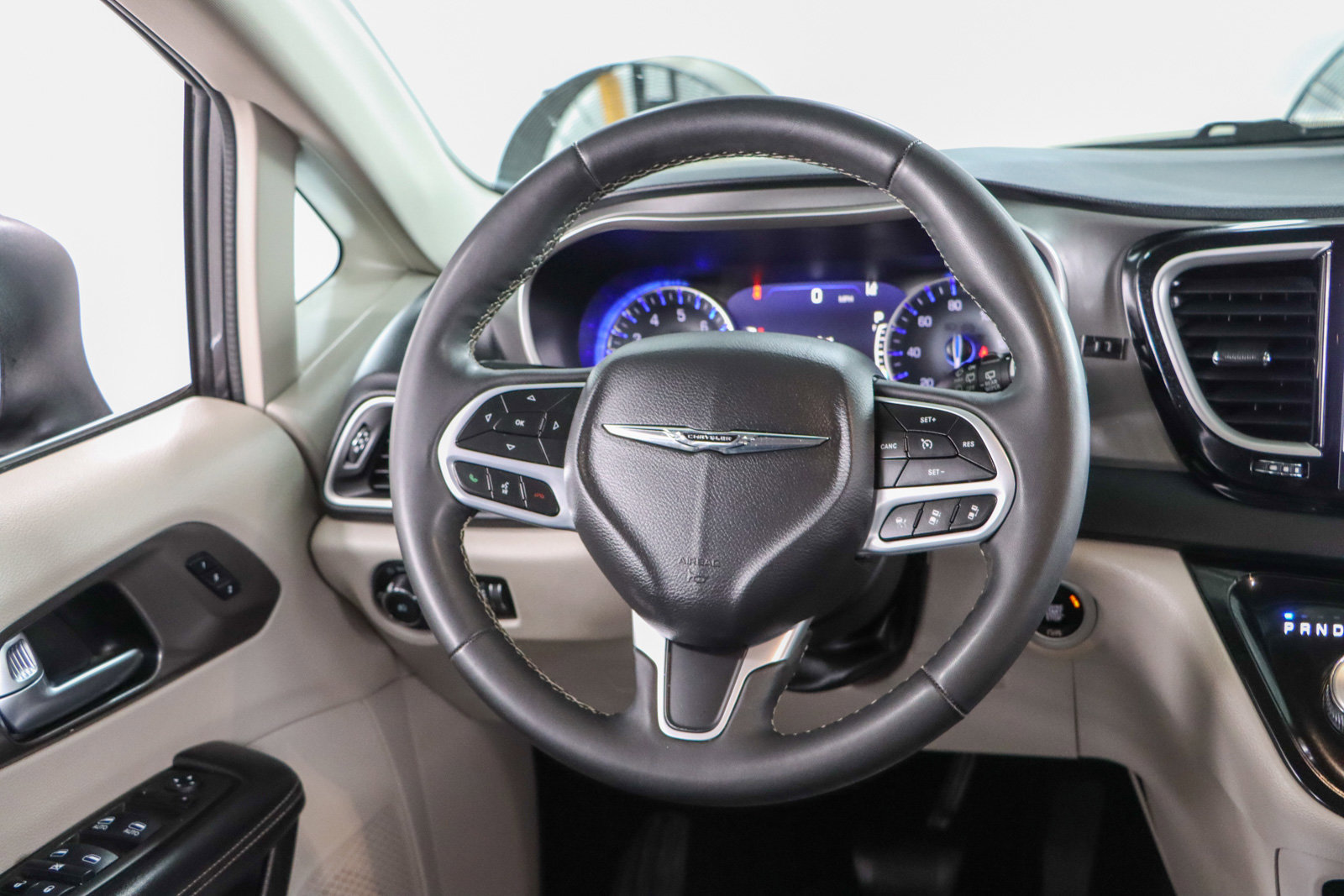 Used 2023 Chrysler Pacifica Touring-L FWD image 12