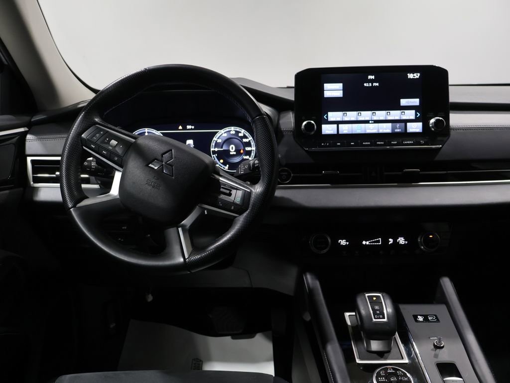 Used 2024 Mitsubishi Outlander SE image 16