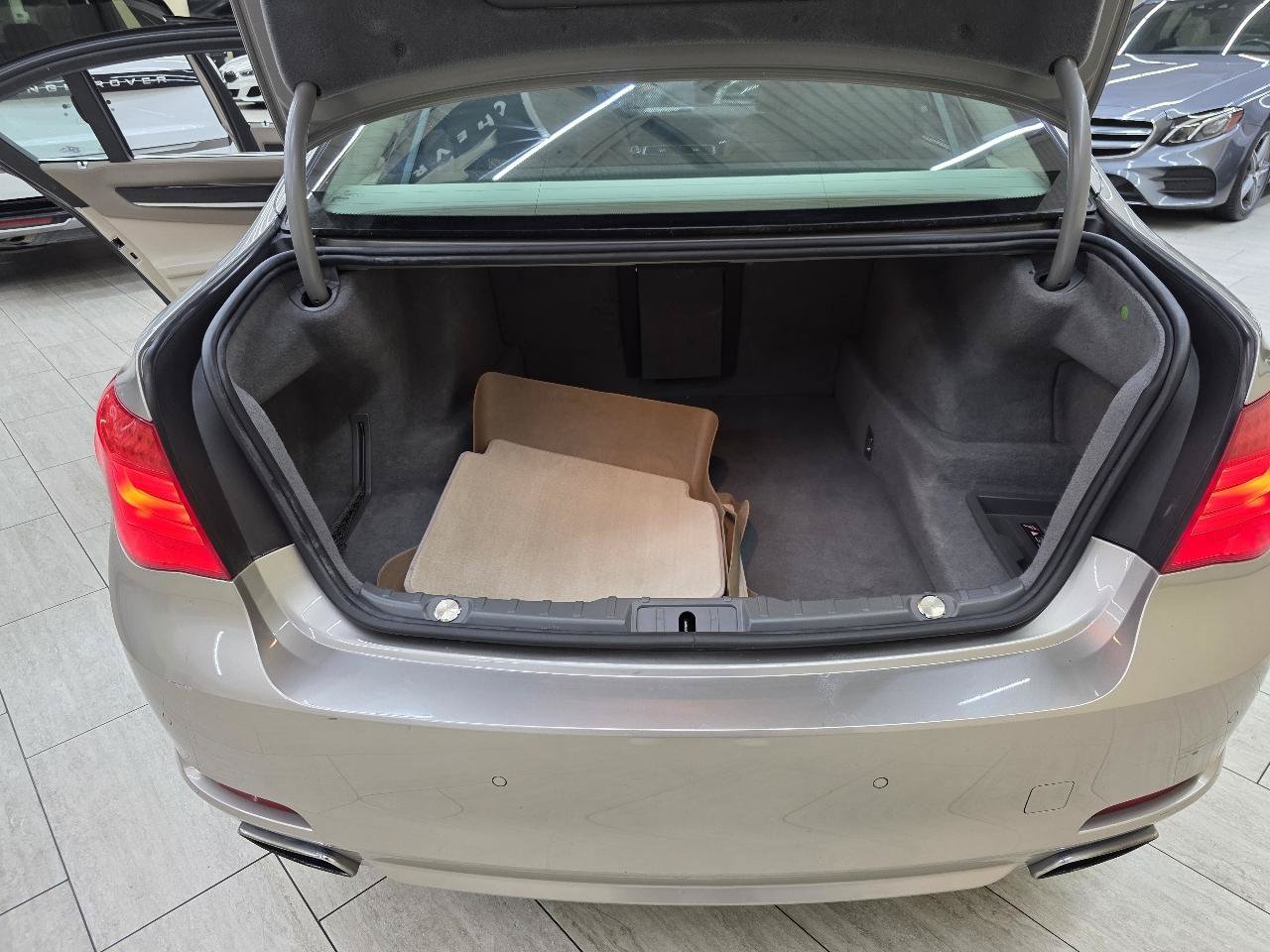 Used 2011 BMW 750Li xDrive AWD/4WD image 12