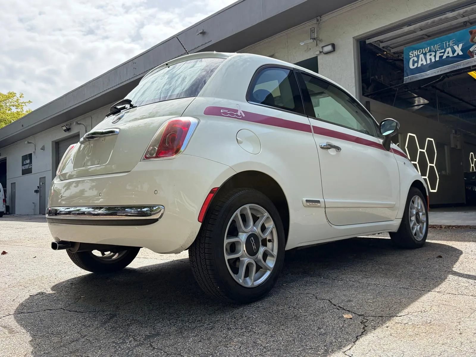 Used 2012 FIAT 500 Lounge w/ Pink Ribbon Special Edition image 10