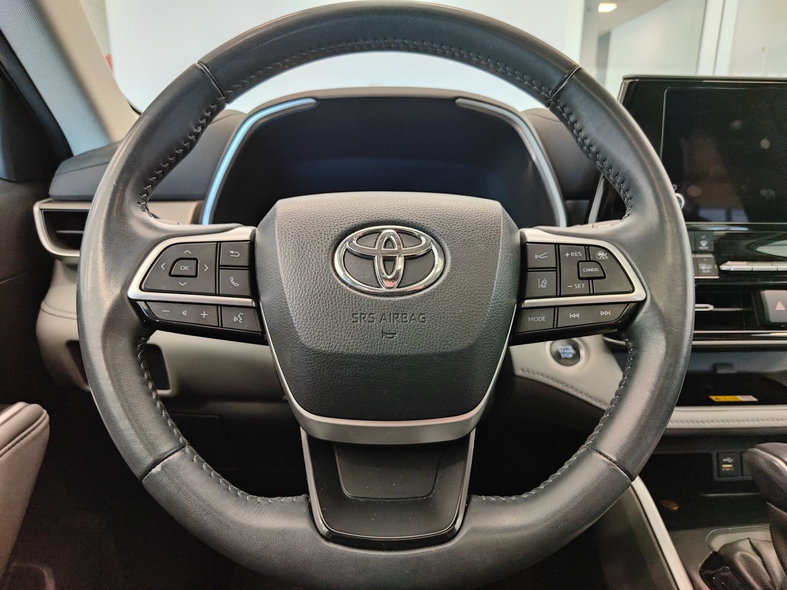 Used 2024 Toyota Highlander XLE FWD image 16