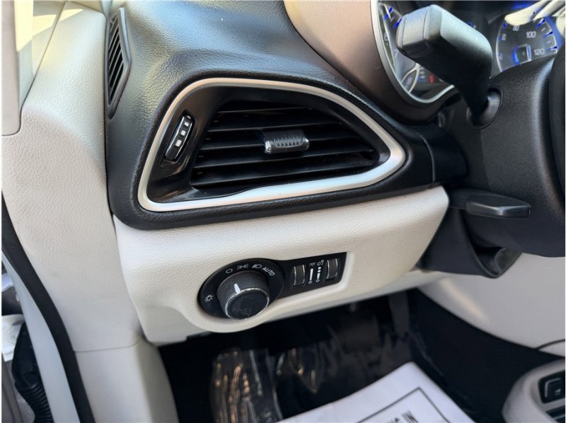 Used 2021 Chrysler Voyager Lxi image 33