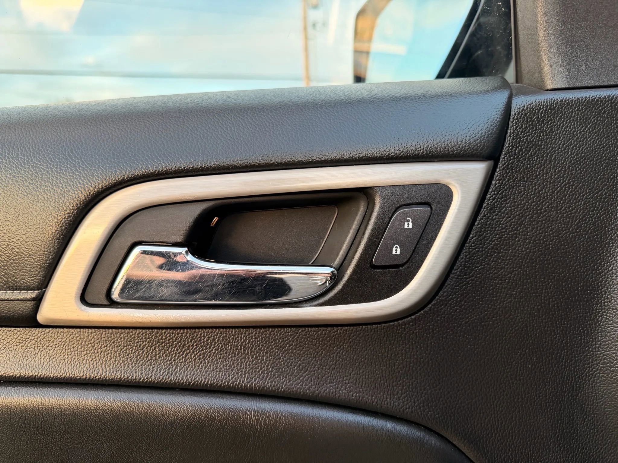 Used 2015 GMC Yukon Denali w/ Premium Package image 12