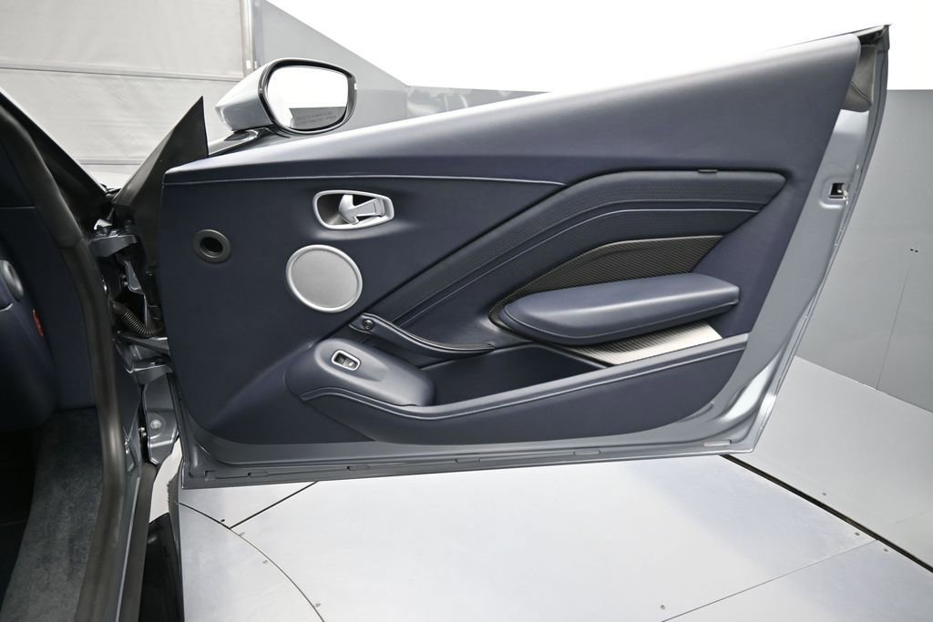 Used 2021 Aston Martin V8 Vantage Roadster RWD image 21
